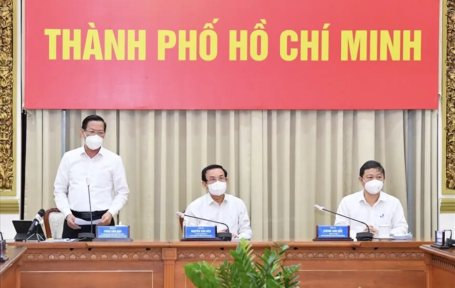 Chủ tịch UBND TPHCM Phan Văn Mãi chỉ đạo tại một buổi giao ban phòng chống dịch Covid-19. Ảnh: VIỆT DŨNG