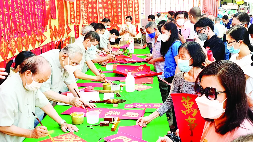 Các nghệ nhân viết tặng nhiều bức thư pháp đẹp, ý nghĩa cho người tham dự chương trình