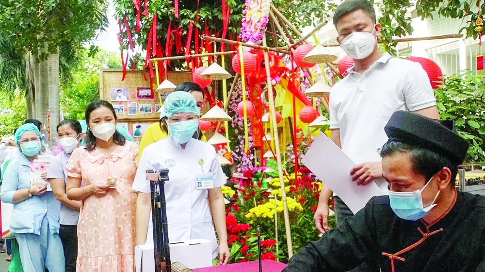 Khu vực ông đồ tặng chữ thư pháp cho các nhân viên y tế và người bệnh tại đường hoa của bệnh viện
