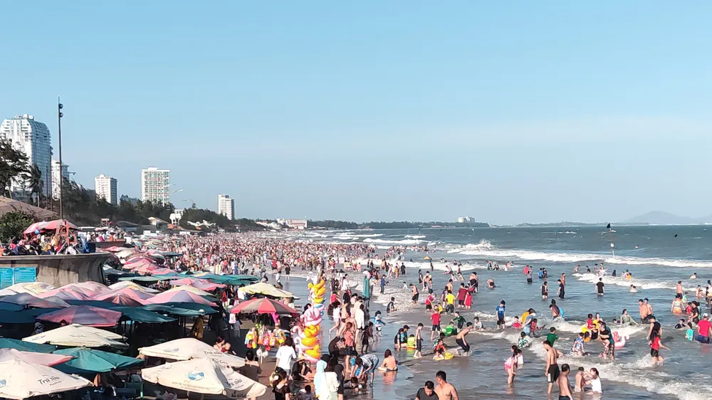 Du khách ùn ùn đổ về Vũng Tàu du xuân, tắm biển