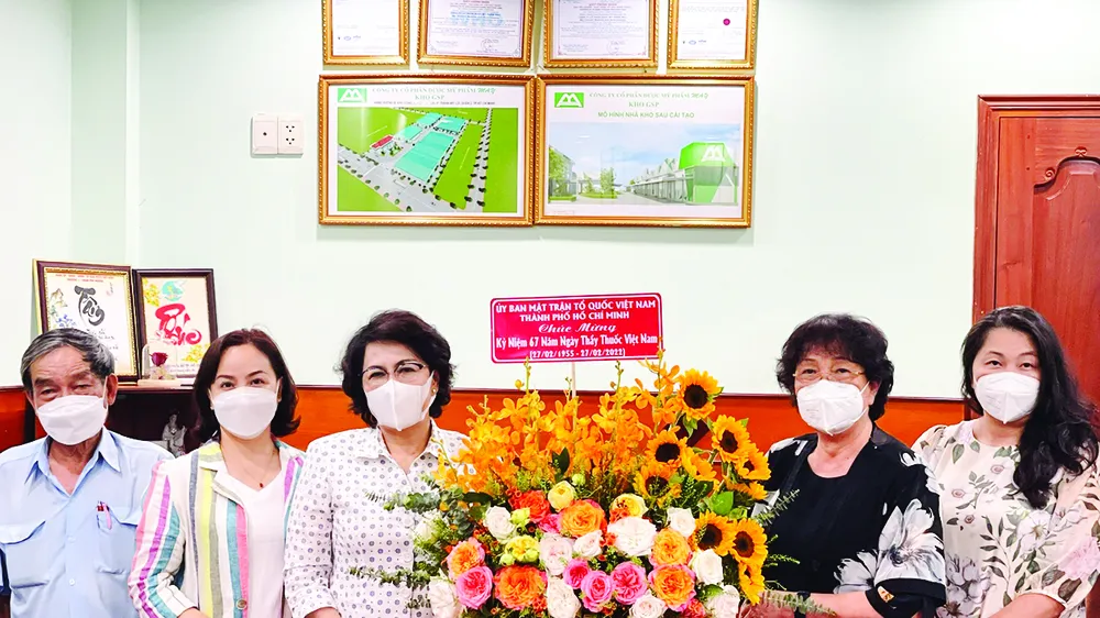 Đồng chí Tô Thị Bích Châu thăm, chúc mừng Công ty cổ phần Dược Mỹ phẩm May