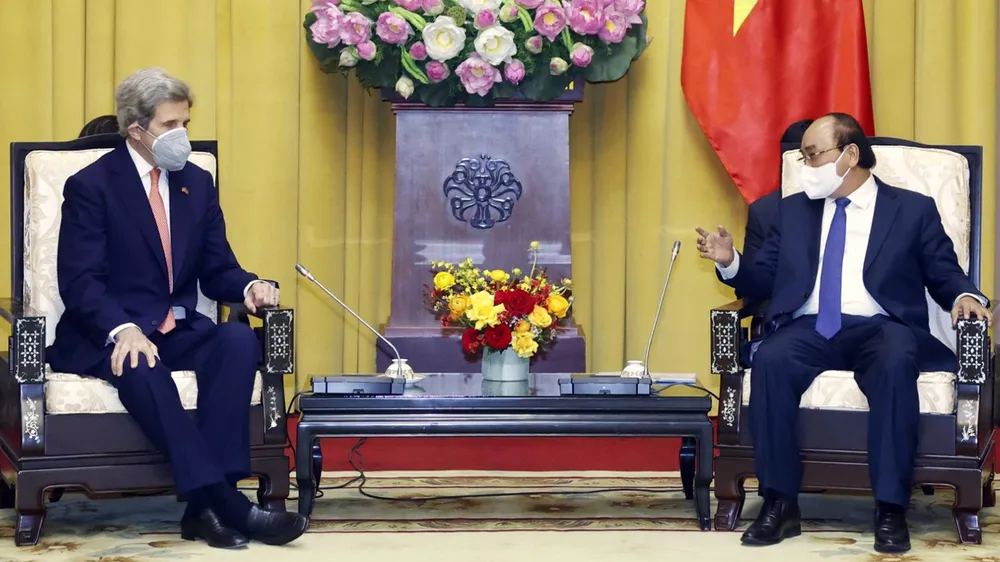 Chủ tịch nước Nguyễn Xuân Phúc tiếp ông John Kerry, Đặc phái viên của Tổng thống Hoa Kỳ về biến đổi khí hậu tại Phủ Chủ tịch vào ngày 23-2