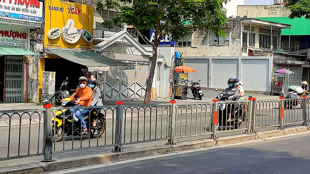 Dải phân cách trên đường Xô Viết Nghệ Tĩnh, quận Bình Thạnh, TPHCM