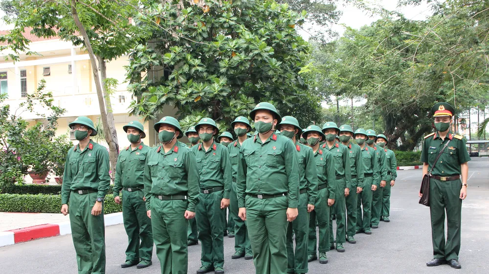 Các chiến sĩ mới được rèn cách đi, đứng đúng theo điều lệnh