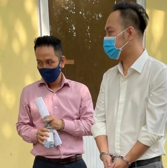Hai bị can Nguyễn Nam Huy (phải) và Nguyễn Nam Thái