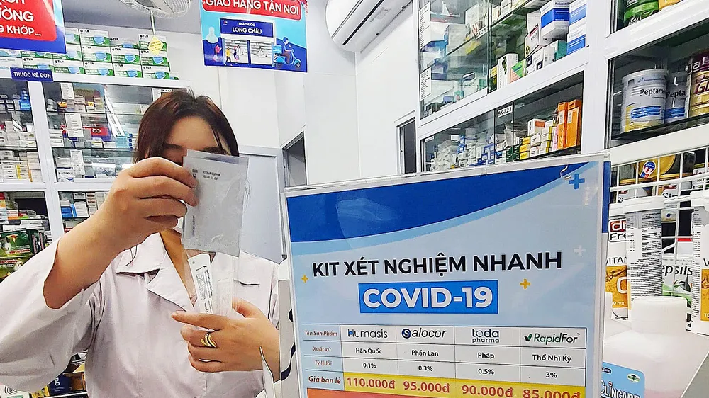 Một nhà thuốc niêm yết công khai giá các sản phẩm kit test Covid-19