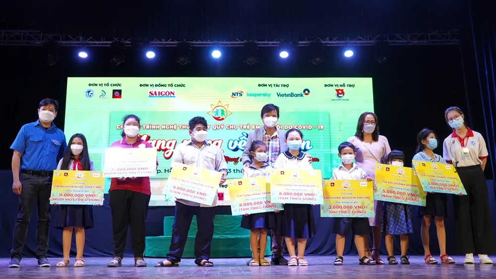 Ban tổ chức chương trình đã trao 10 suất học bổng đến các em nhỏ mồ côi khó khăn, từ 7 đến 16 tuổi, đang sinh sống trên địa bàn TP Thủ Đức (TPHCM).