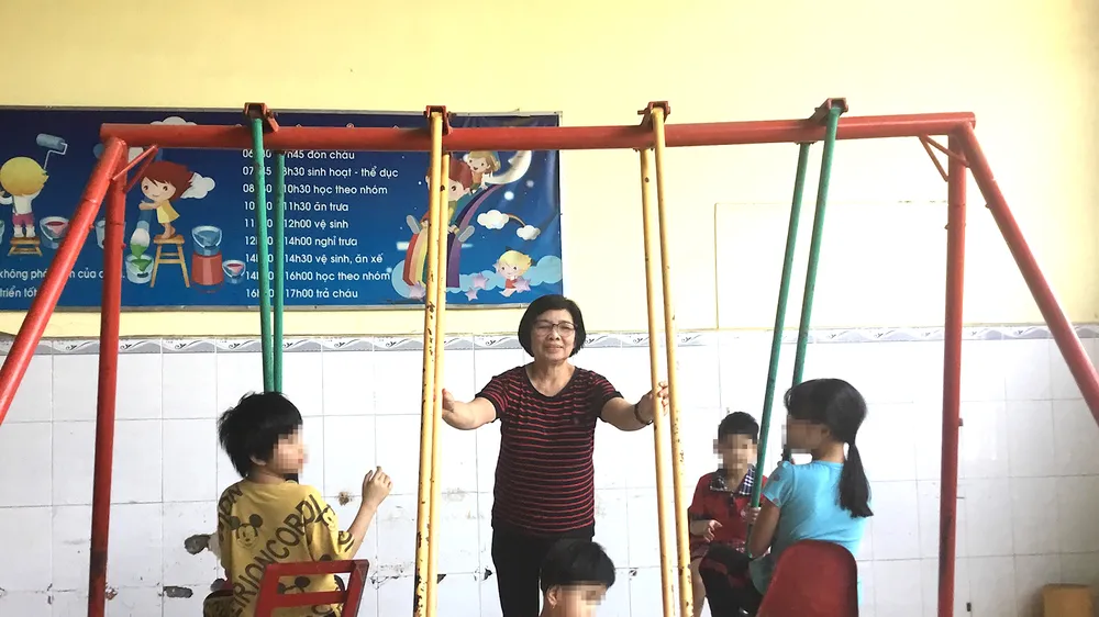 Bà Hồng cùng các cháu khuyết tật mồ côi được bà nuôi dưỡng