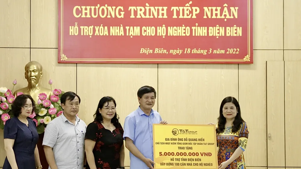 Gia đình ông Đỗ Quang Hiển, Chủ tịch HĐQT kiêm Tổng Giám đốc Tập đoàn T&T Group trao ủng hộ 5 tỷ đồng cho tỉnh Điện Biên