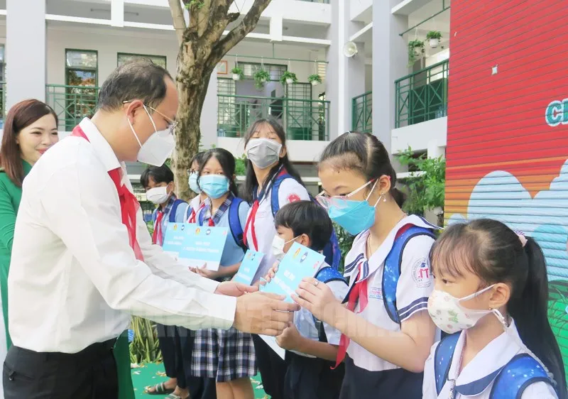 Phó Bí thư Thành ủy TPHCM Nguyễn Hồ Hải trao tặng học bổng cho các em thiếu nhi có hoàn cảnh khó khăn. Ảnh: hcmcpv