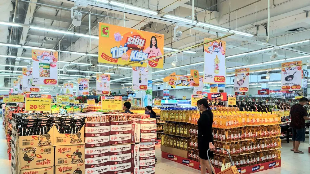 Khách chọn mua hàng khuyến mãi tại hệ thống siêu thị BigC trên địa bàn TPHCM
