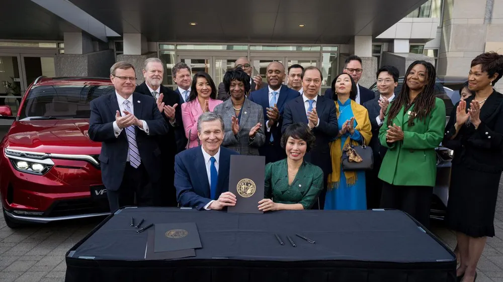 Thống đốc Bang Bắc Carolina Roy Cooper và Phó Chủ tịch Tập đoàn Vingroup kiêm Tổng giám đốc VinFast toàn cầu Lê Thị Thu Thuỷ ký kết hợp tác về việc đầu tư xây dựng nhà máy VinFast tại bang Bắc Carolina.