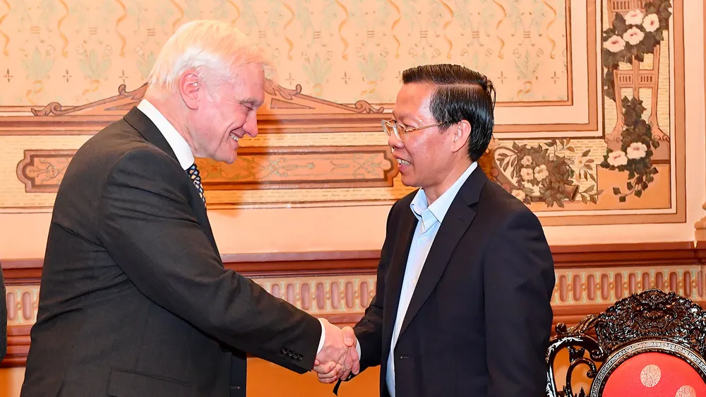 Chủ tịch UBND TPHCM Phan Văn Mãi tiếp Nghị sĩ Graham Stuart. Ảnh: VIỆT DŨNG