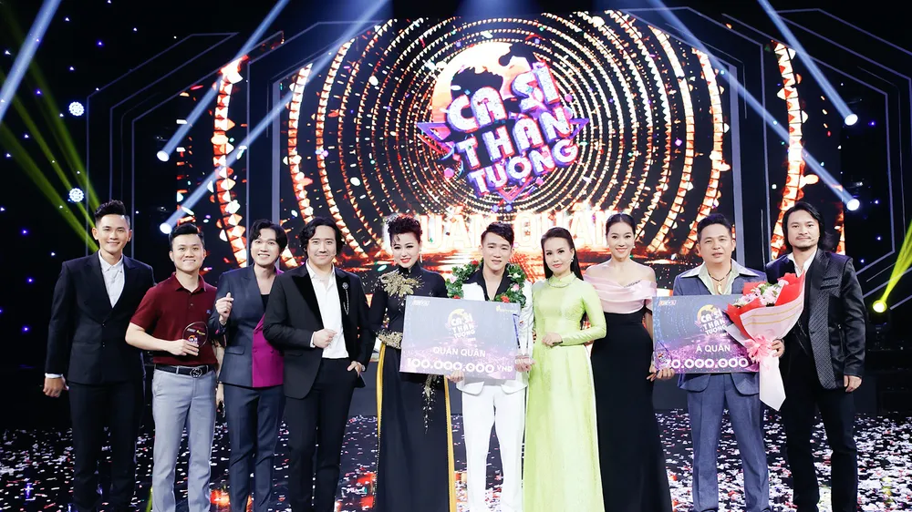 Nhạc sĩ Phạm Hồng Biển (thứ hai từ trái qua) hiện là giám đốc âm nhạc nhiều dự án, game show ăn khách trên truyền hình