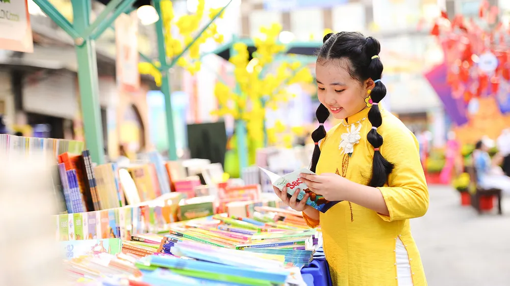 Trẻ con bên những cuốn sách đầy màu sắc. Ảnh: DŨNG PHƯƠNG