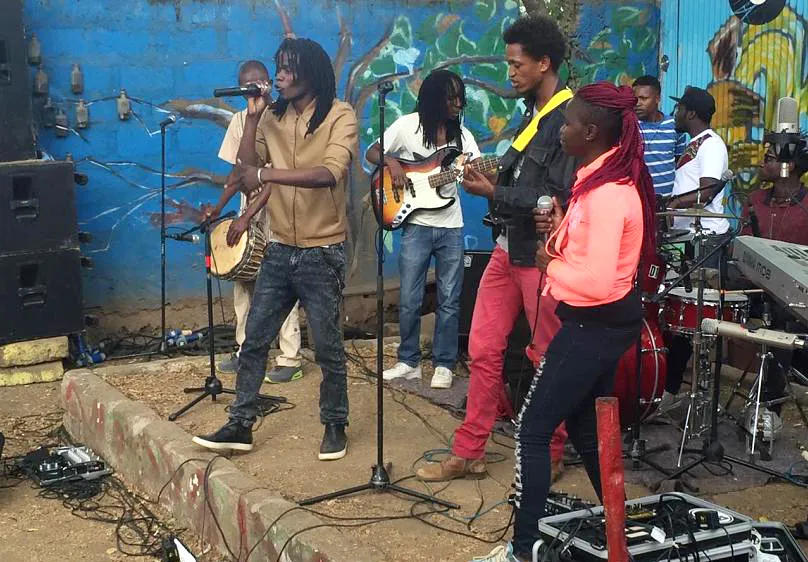 Juliani biểu diễn ở Dandora với chương trình cổ vũ tái chế rác