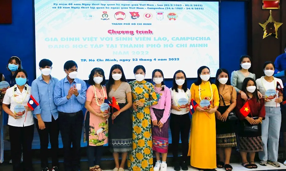 Chủ tịch Hội Liên hiệp Phụ nữ TP Nguyễn Trần Phượng Trân và Phó Trưởng ban Dân vận Thành ủy TPHCM Ngô Văn Luận đã bàn giao sinh viên Lào, Campuchia về các gia đình Việt. Ảnh: hcmcpv