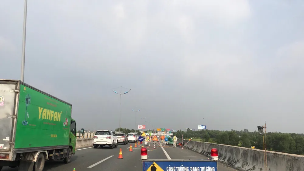 Sửa chữa các khe co giãn trên tuyến cao tốc TPHCM - Trung Lương