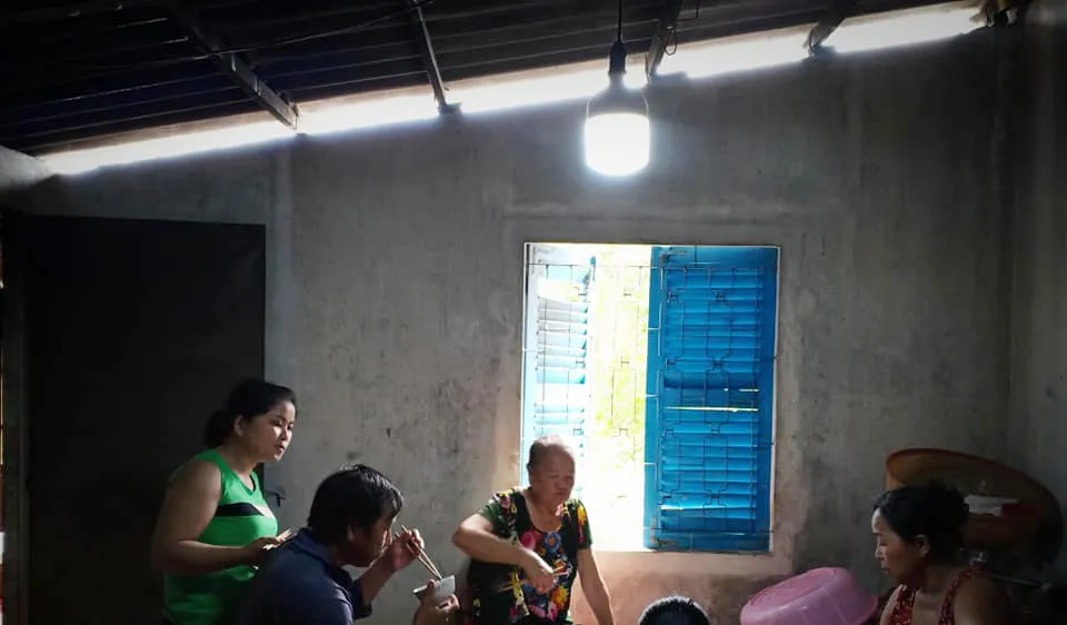 Những bà mẹ tần tảo lo cho con. Ảnh: LÊ HỮU TƯỜNG