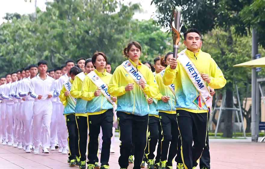Các tuyển thủ rước ngọn lửa chuẩn bị cho lễ châm đuốc khai mạc SEA Games 31. Ảnh: P.NGUYỄN
