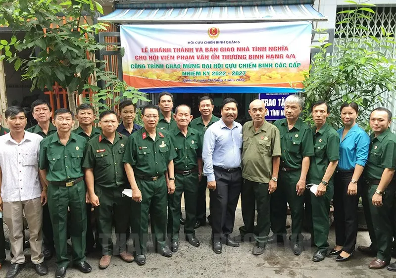 Hội Cựu chiến binh Quận 6 và Phường 5 bàn giao công trình xây dựng nhà tình nghĩa cho hộ ông Phạm Văn Ổn, ngày 29-4-2022. Ảnh: hcmcpv