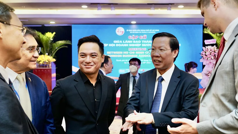 Chủ tịch UBND TPHCM Phan Văn Mãi trao đổi với các đại biểu dự chương trình “Gặp gỡ giữa lãnh đạo thành phố và Hiệp hội Doanh nghiệp nước ngoài năm 2022”. Ảnh: HOÀNG HÙNG