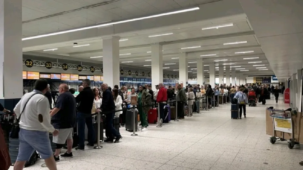  Hành khách xếp hàng chờ làm thủ tục tại sân bay Manchester