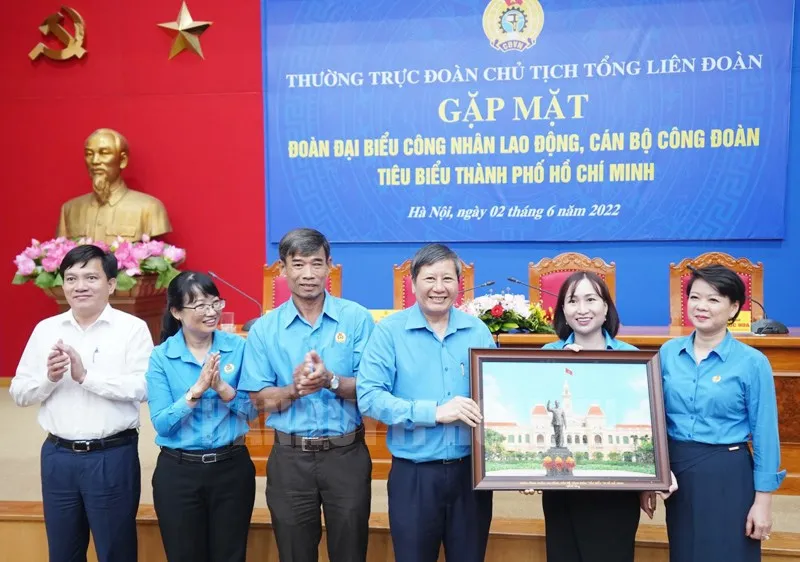 Đoàn công nhân lao động tiêu biểu TPHCM tặng quà lưu niệm cho Đoàn Chủ tịch Tổng Liên đoàn lao động Việt Nam. Ảnh: hcmcpv