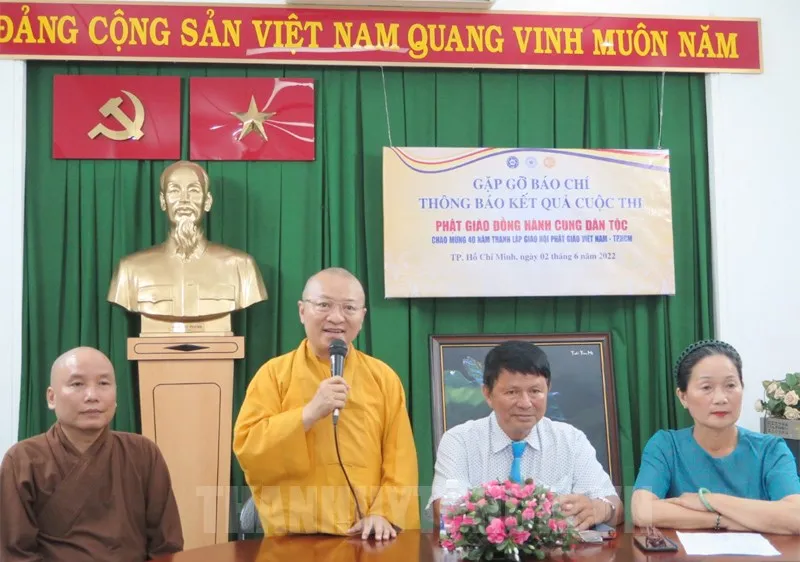 Ban tổ chức thông tin kết quả cuộc thi ảnh nghệ thuật với chủ đề “Phật giáo đồng hành cùng dận tộc”. Ảnh: hcmcpv
