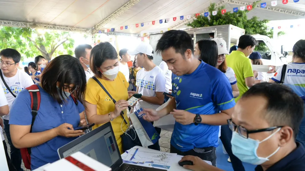 Nhiều công nhân cùng gia đình đến mua sắm tại “Chợ phiên không tiền mặt” tại Khu chế xuất Kinh Trung, TPHCM