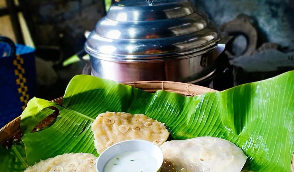 Bánh quê nhà gói ghém trong tàu lá chuối. Ảnh: LÊ HỮU TƯỜNG