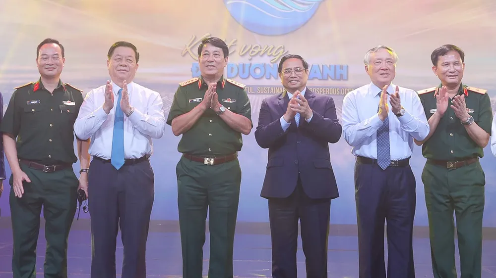 Thủ tướng Phạm Minh Chính và các đại biểu dự chương trình cầu truyền hình “Khát vọng Đại dương xanh”. Ảnh: VIẾT CHUNG
