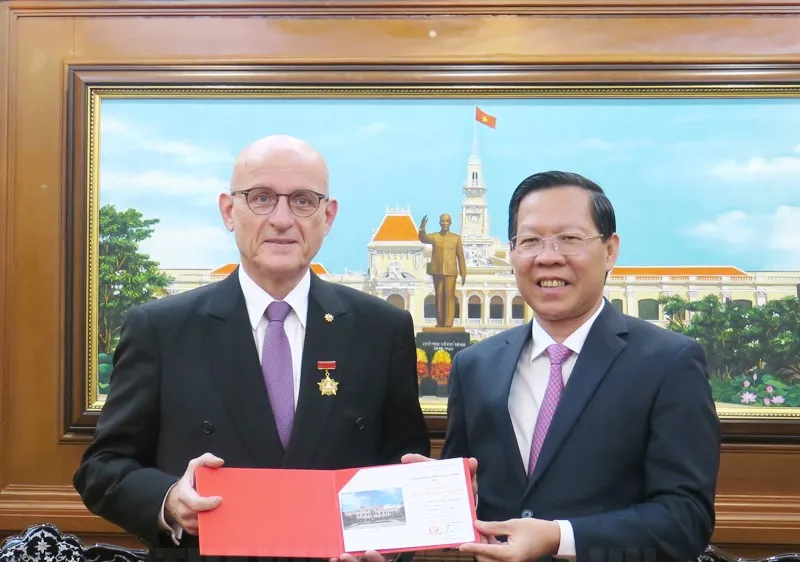 Chủ tịch UBND TPHCM Phan Văn Mãi trao Huy hiệu TPHCM cho Tổng Lãnh sự Thụy Sĩ tại TPHCM Martin Urs Maier. Ảnh: hcmcpv