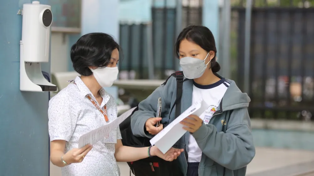 Thí sinh tại điểm thi Trường Bàn Cờ (quận 3, TPHCM), ngày 6-7-2022. Ảnh: DŨNG PHƯƠNG