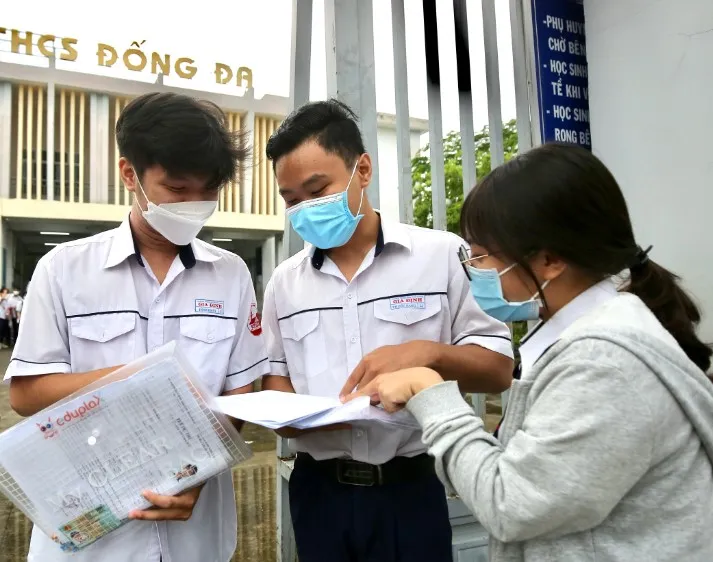Các thí sinh tại điểm thi Trường THPT Đống Đa (quận Bình Thạnh) trao đổi sau khi kết thúc bài thi môn Anh Văn, chiều 8-7. Ảnh: DŨNG PHƯƠNG