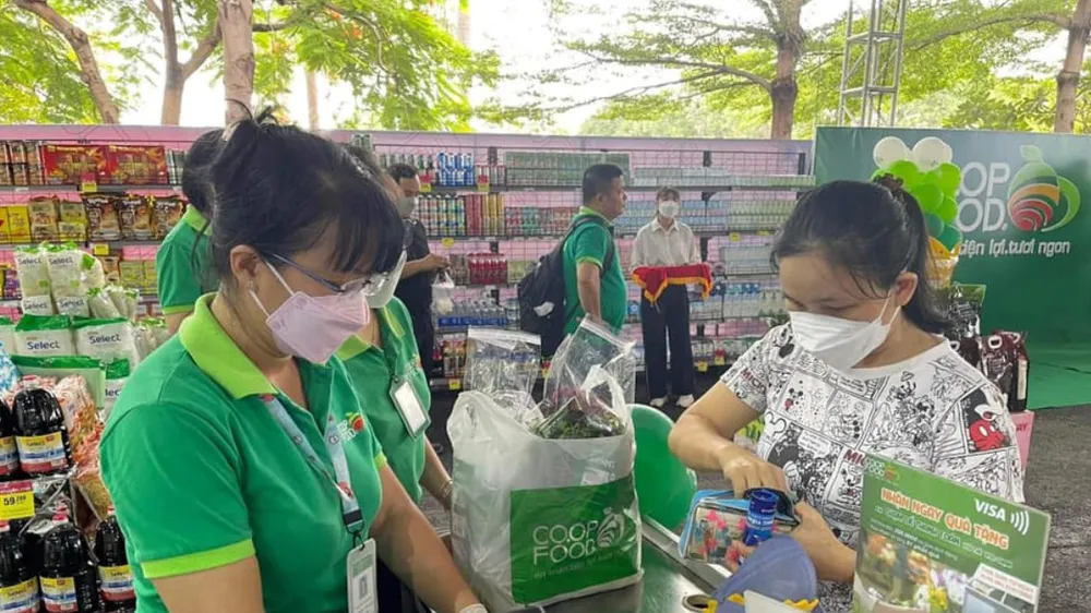 Người tiêu dùng mua sắm tại gian hàng của Co.op Food
