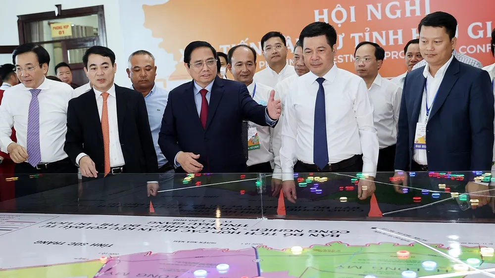 Thủ tướng Phạm Minh Chính xem mô hình quy hoạch tỉnh Hậu Giang tại Hội nghị xúc tiến đầu tư tỉnh Hậu Giang năm 2022. Ảnh: TTXVN
