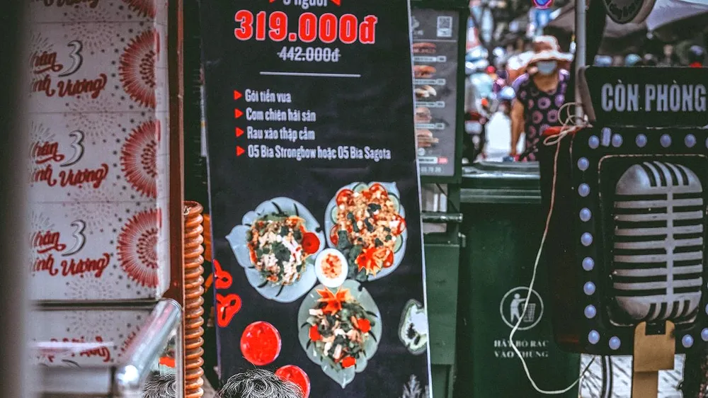 Mưu sinh nơi phố thị. Ảnh: KHANH TRỊNH 
