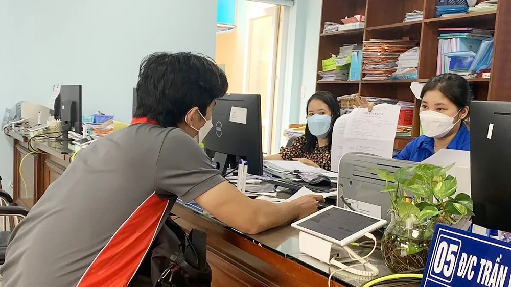 Cán bộ, công chức phường Hiệp Bình Chánh (TP Thủ Đức, TPHCM) giải quyết hồ sơ cho người dân. Ảnh: THU HƯỜNG