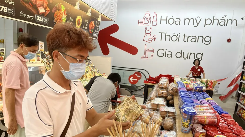 Người dân chọn mua trứng gia cầm bình ổn tại siêu thị Go! Gò Vấp (quận Gò Vấp, TPHCM) Ảnh: THI HỒNG