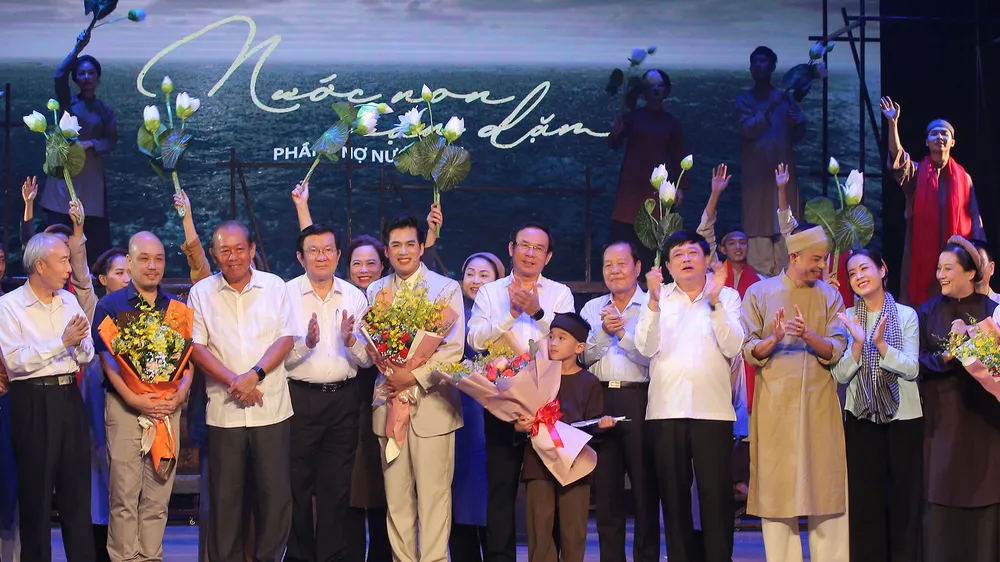 Các đồng chí lãnh đạo, nguyên lãnh đạo Đảng, Nhà nước, TPHCM với các diễn viên tham gia vở kịch hát. Ảnh: DŨNG PHƯƠNG