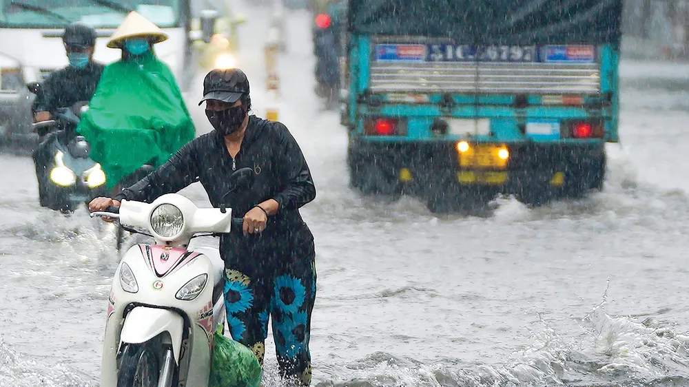 Mưa lớn gây ngập trên đường Nguyễn Văn Khối, quận Gò Vấp, TPHCM khiến người dân đi lại khó khăn. Ảnh: HOÀNG QUÂN