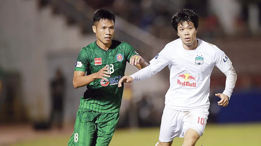 CLB TPHCM (trái) đang chơi phập phù ở V-League 2022. Ảnh: NHẬT ANH
