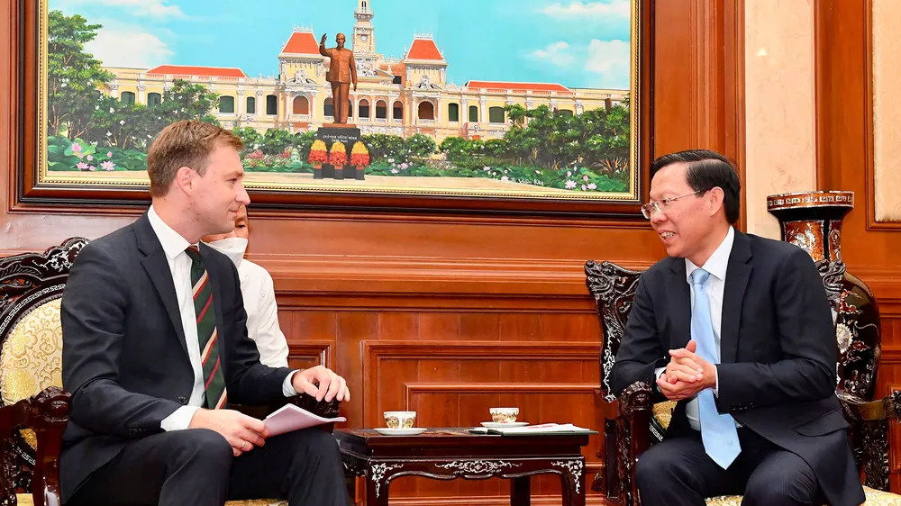 Chủ tịch UBND TPHCM Phan Văn Mãi tiếp Tổng lãnh sự Belarus Ruslan Varankou. Ảnh: VIỆT DŨNG