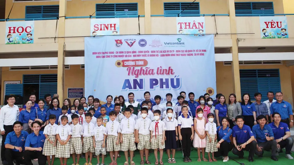 Đoàn hỗ trợ thiếu nhi khó khăn tại An Giang