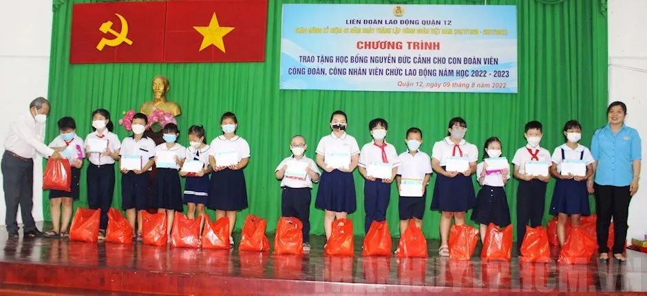 Học bổng tiếp sức con công nhân khó khăn