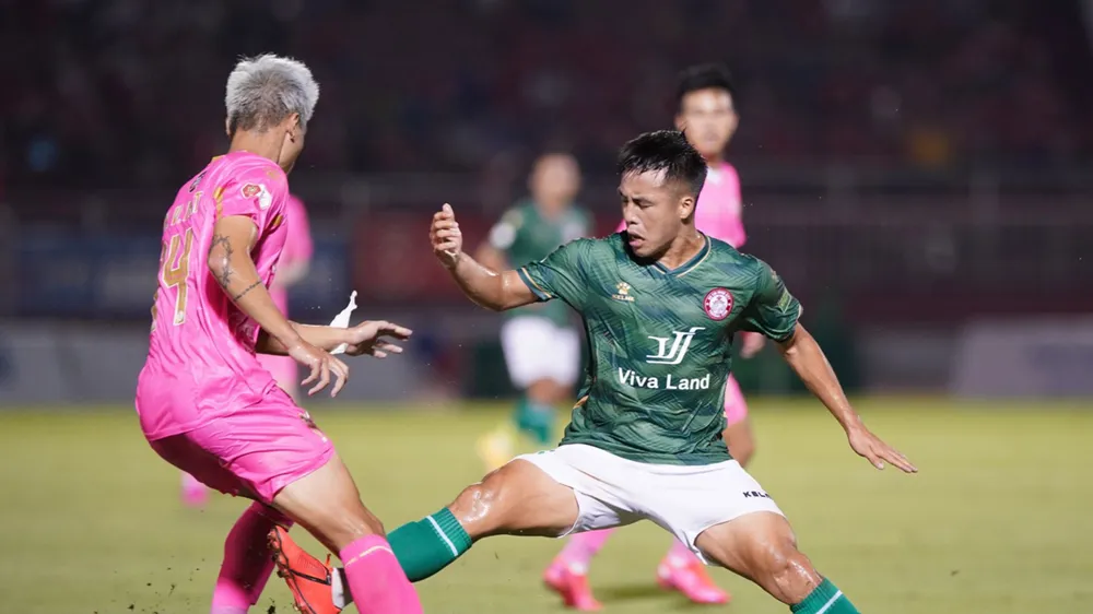 CLB Sài Gòn và TPHCM (phải) đang chơi khá trầy trật ở V-League 2022. Ảnh: DŨNG PHƯƠNG