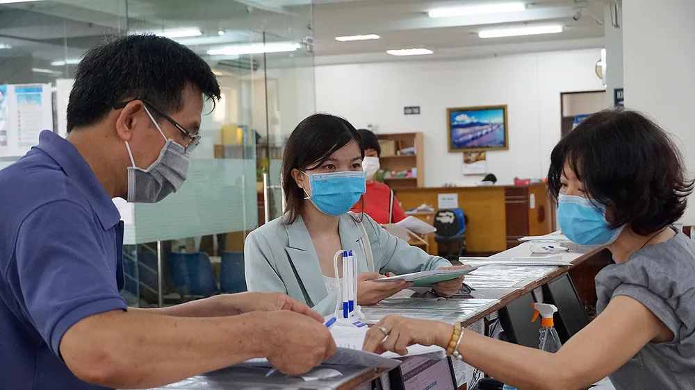 Chi đoàn Chi cục Thuế quận 4 trong ngày thứ bảy tình nguyện (7-5). Ảnh: THU HƯỜNG