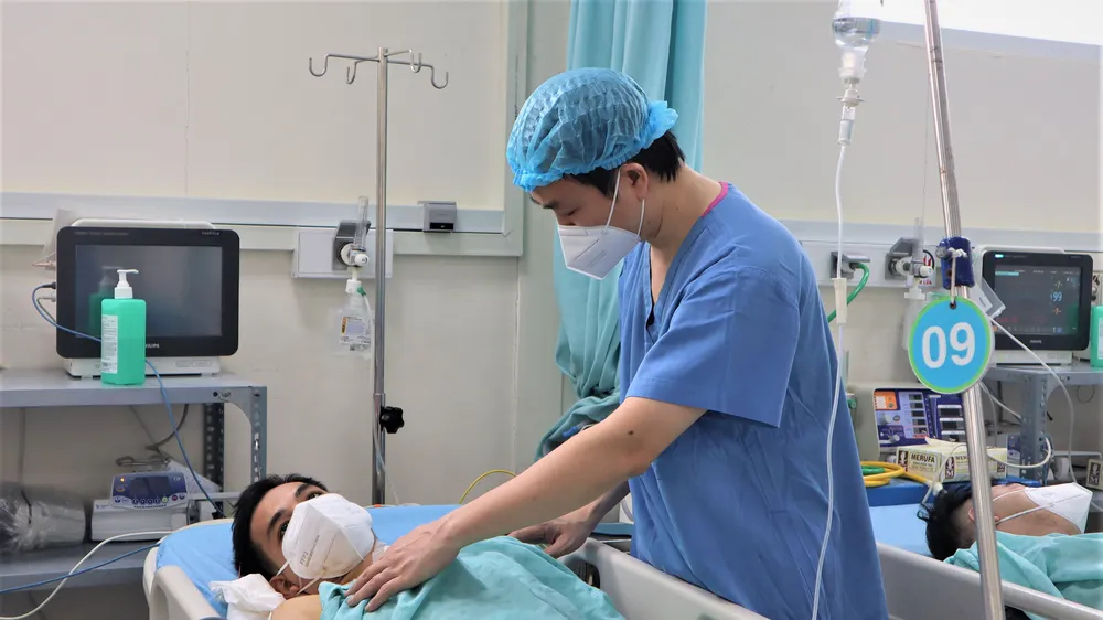 Nhân viên y tế Bệnh viện Bình Dân đang chăm sóc người bệnh