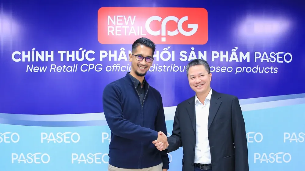 Ông Prima Manggala, Giám đốc Phát triển Kinh doanh khu vực Đông Nam Á, Tập đoàn APP cùng ông Hoàng Hải, Giám đốc Điều hành, Đồng sáng lập New Retail CPG
